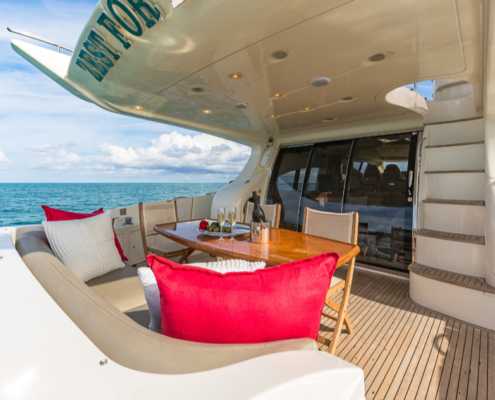 Rent Yacht Azimut 68 in Miami
