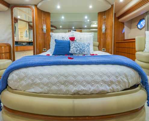 Rent Yacht Azimut 68 in Miami