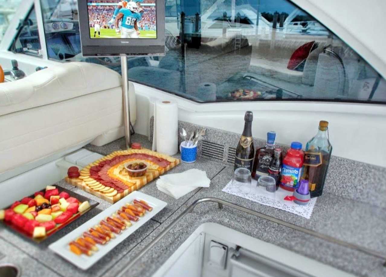 Rent Yacht Formula 48 in Miami