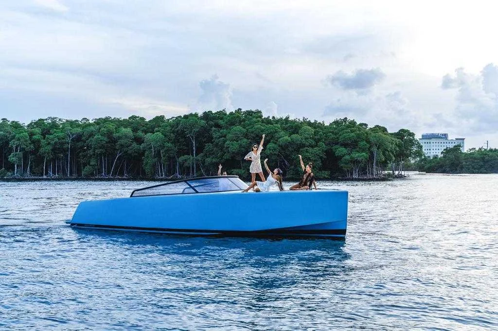 Blue VanDutch 42 on the water