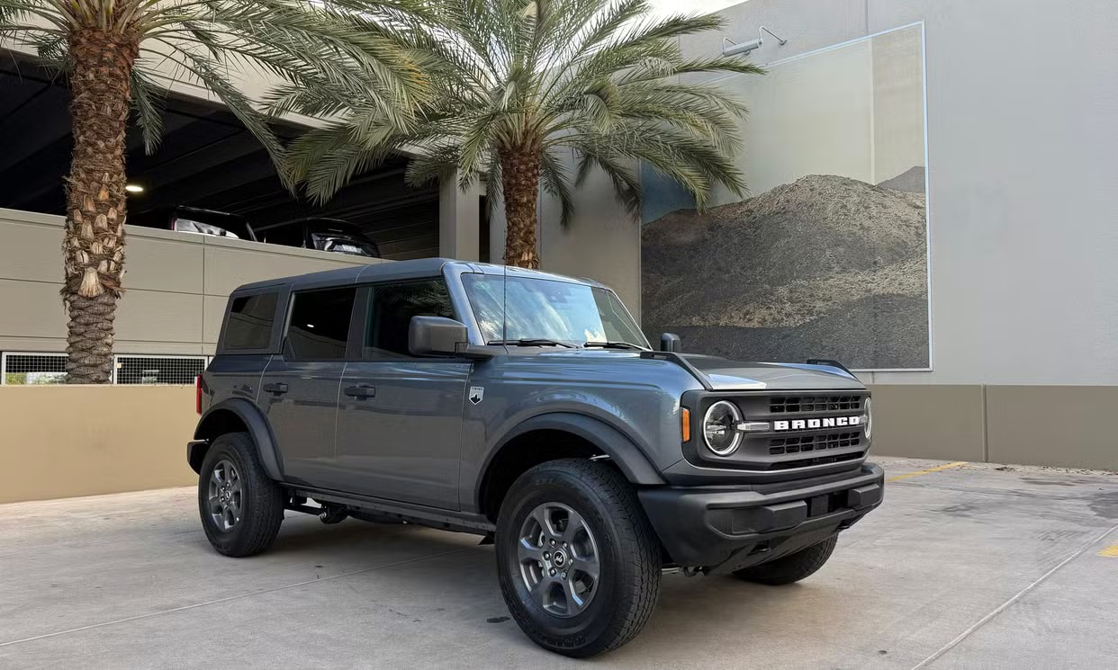 Alternative front three-quarter view of the gray Ford Bronco Big Bend