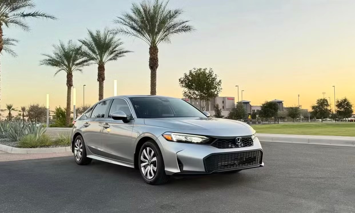 Alternative front three-quarter view of the silver Honda Civic LX