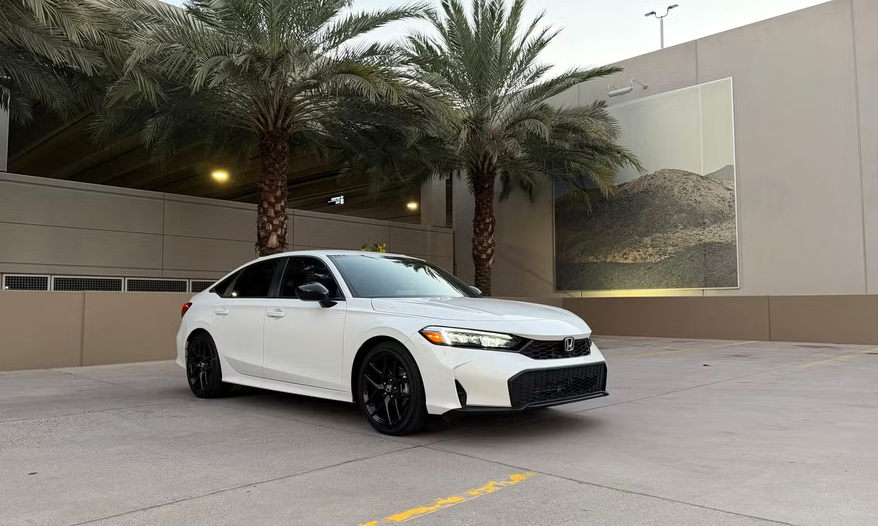Alternative front three-quarter view of the white Honda Civic Sport