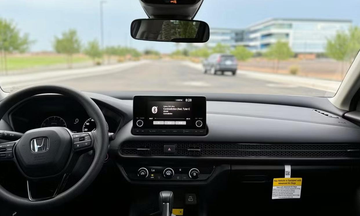 Dashboard and driving controls of the gray Honda HR-V LX