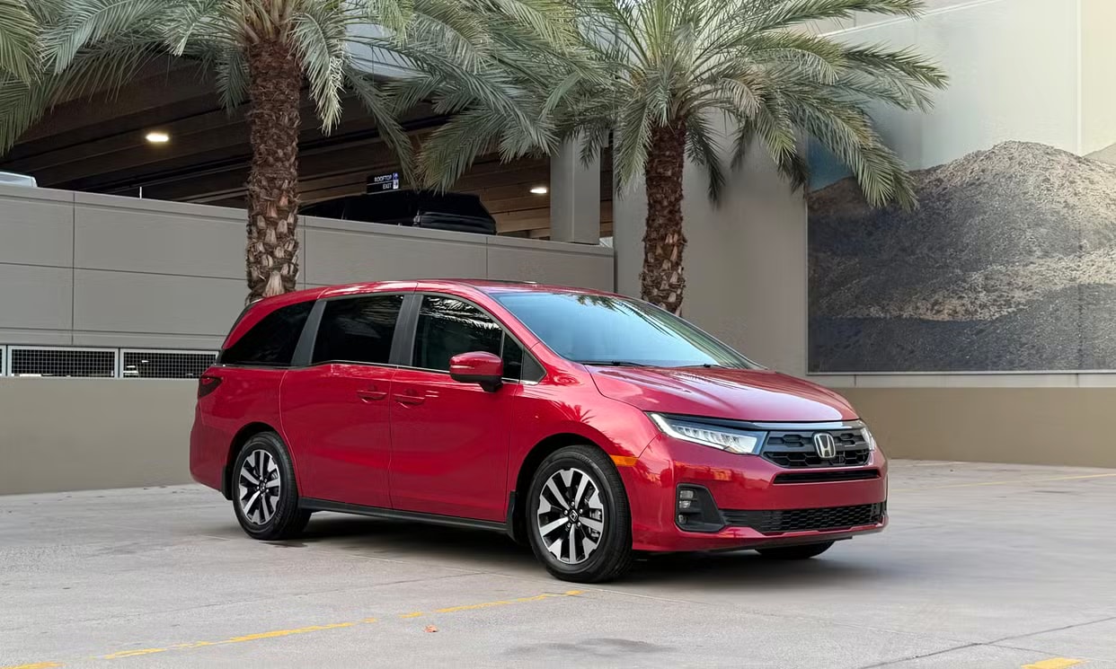 Alternative front three-quarter view of the red Honda Odyssey EX-L
