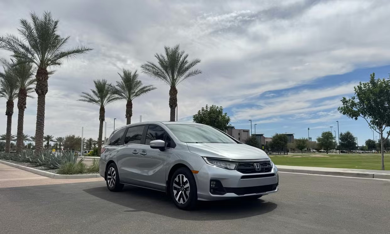 Alternative front three-quarter view of the silver Honda Odyssey EX-L