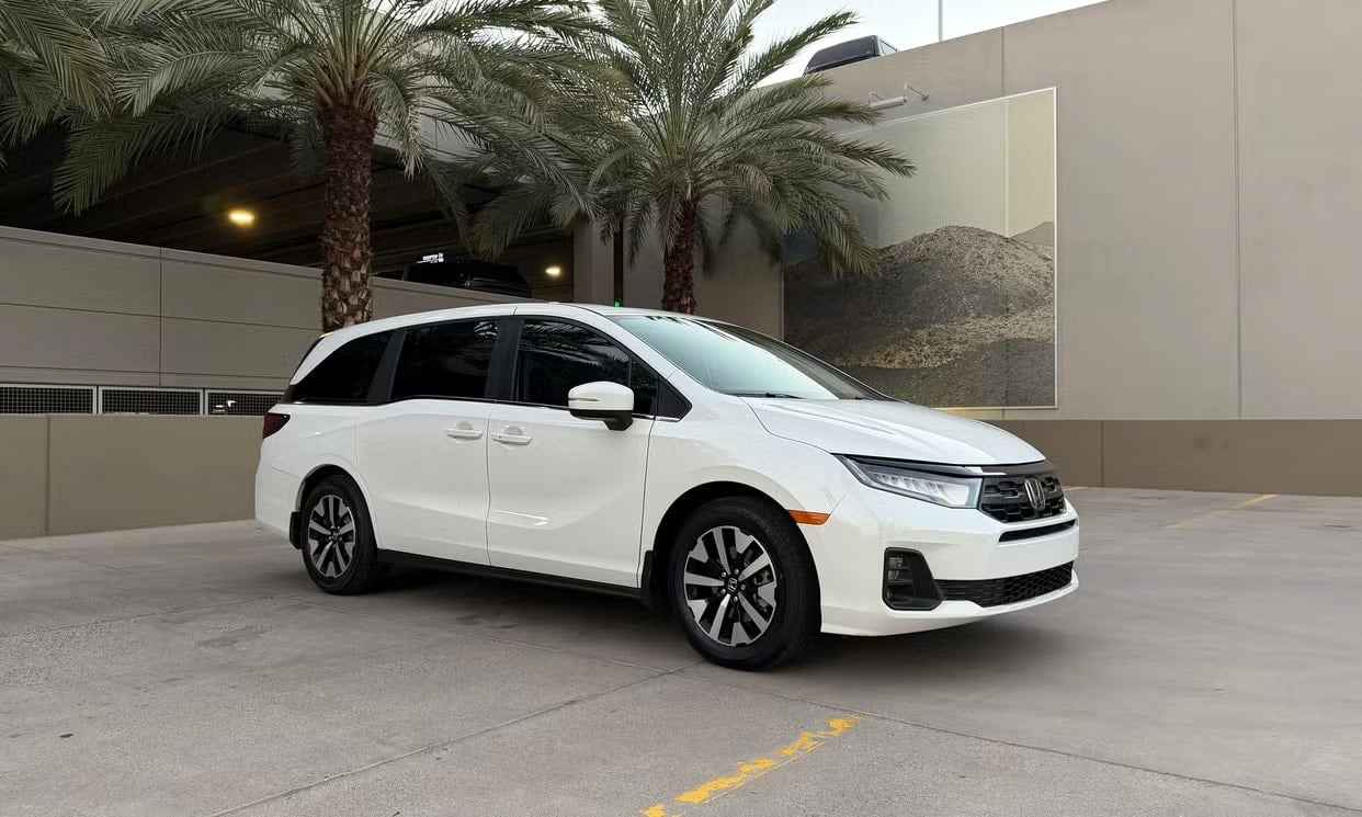 Alternative front three-quarter view of the white Honda Odyssey EX-L