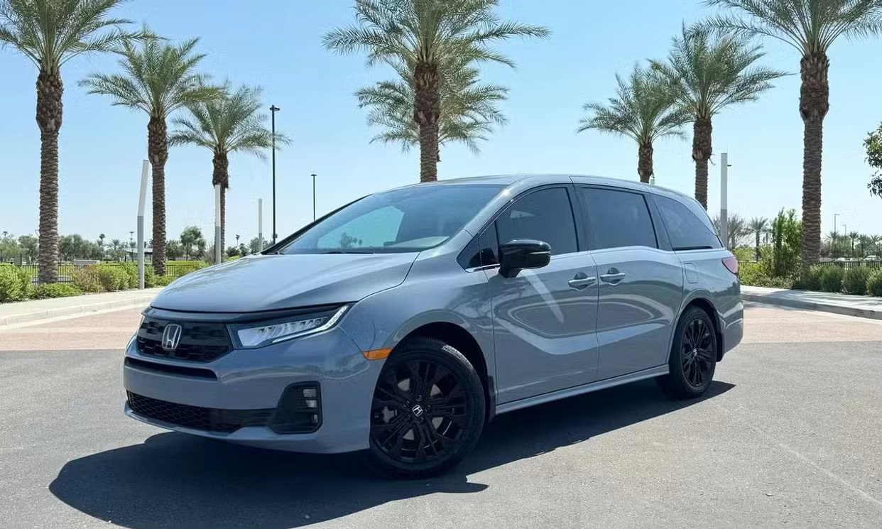 Alternative front three-quarter view of the gray Honda Odyssey Sport-L