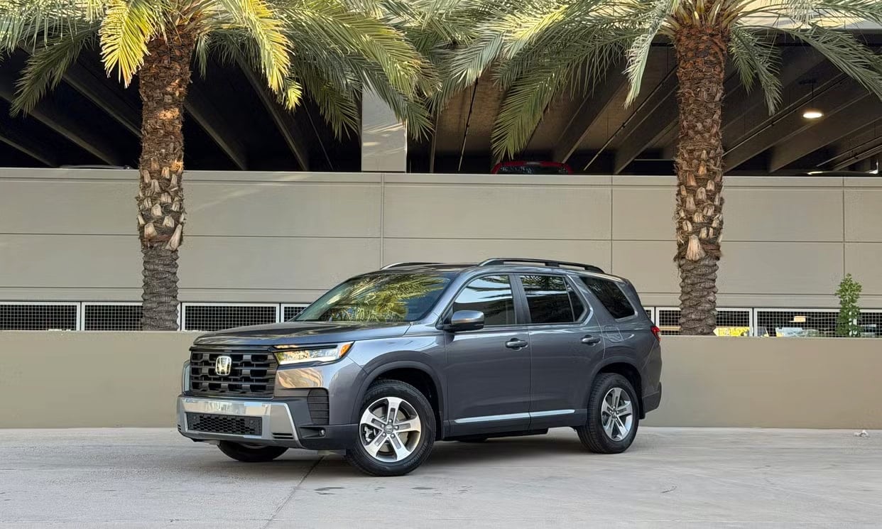 Front three-quarter view of the gray Honda Pilot EX-L