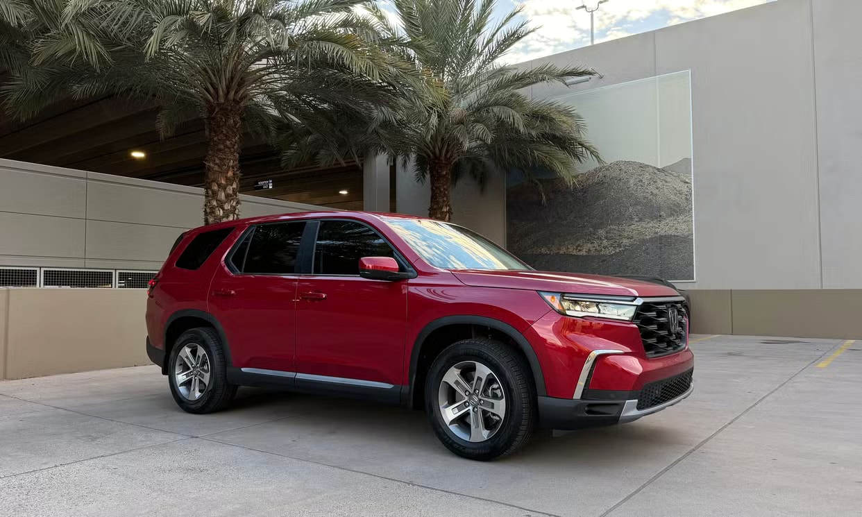 Alternative front three-quarter view of the red Honda Pilot EX-L