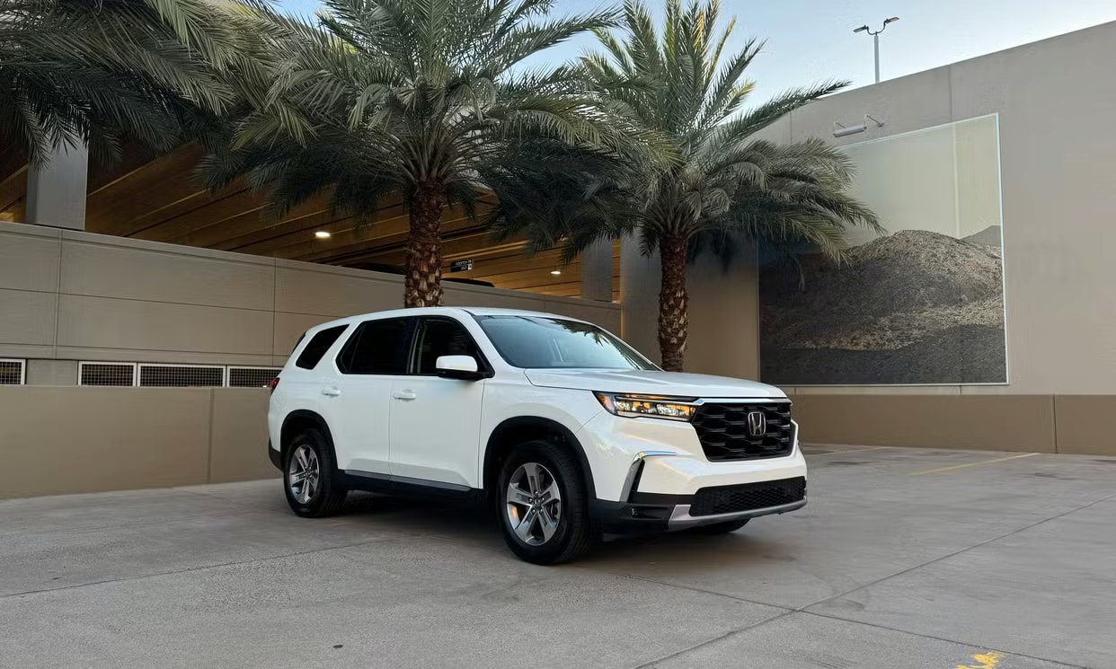 Alternative front three-quarter view of the white Honda Pilot EX-L