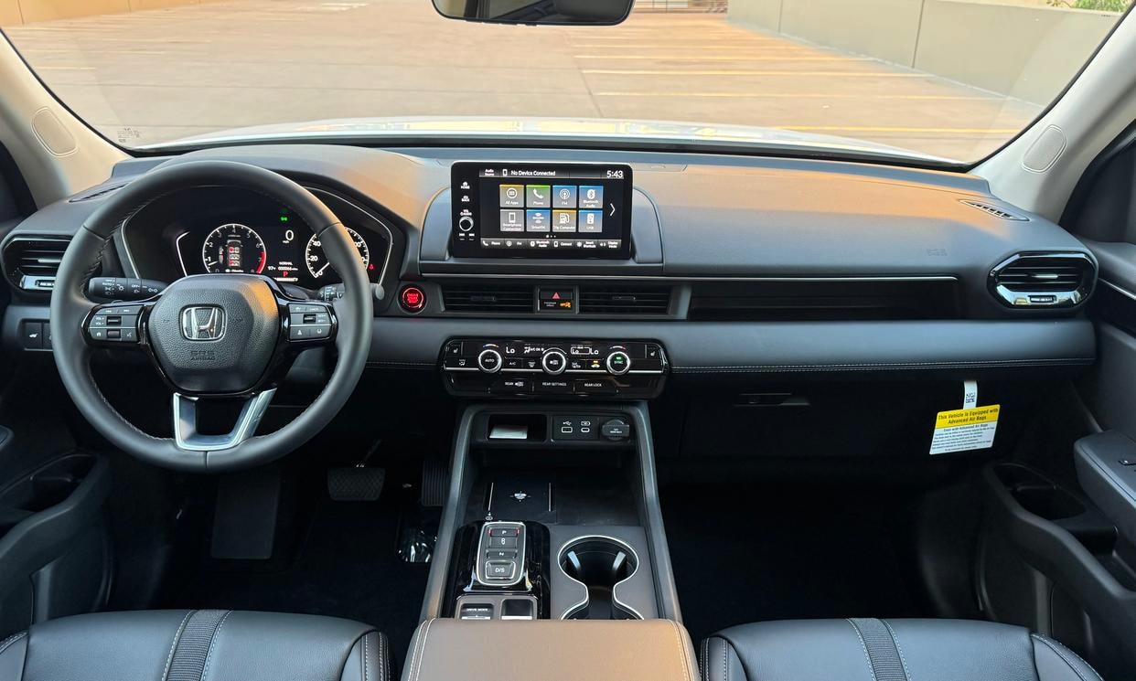 Dashboard and driving controls of the white Honda Pilot EX-L