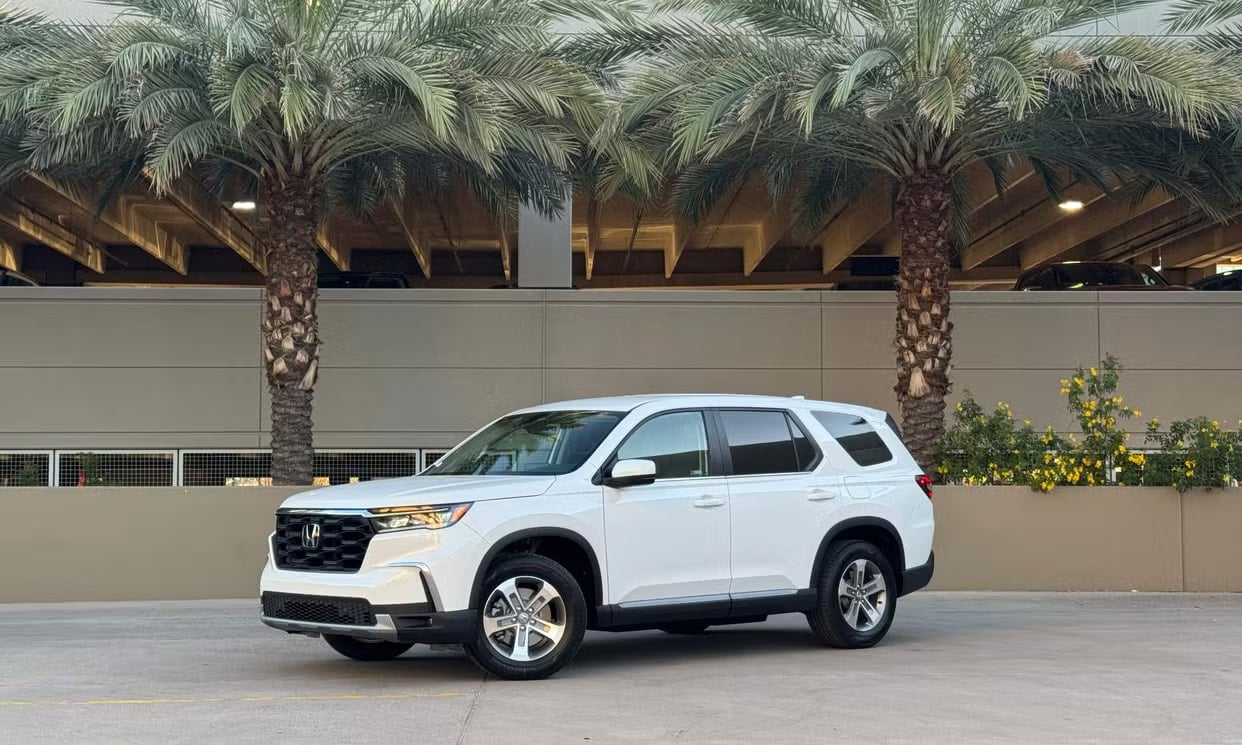 Front three-quarter view of the white Honda Pilot EX-L