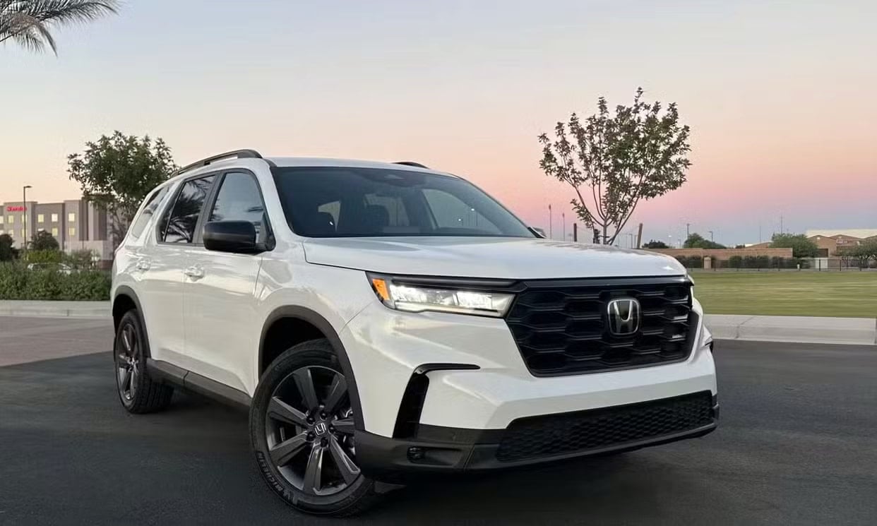 Alternative front three-quarter view of the white Honda Pilot Sport