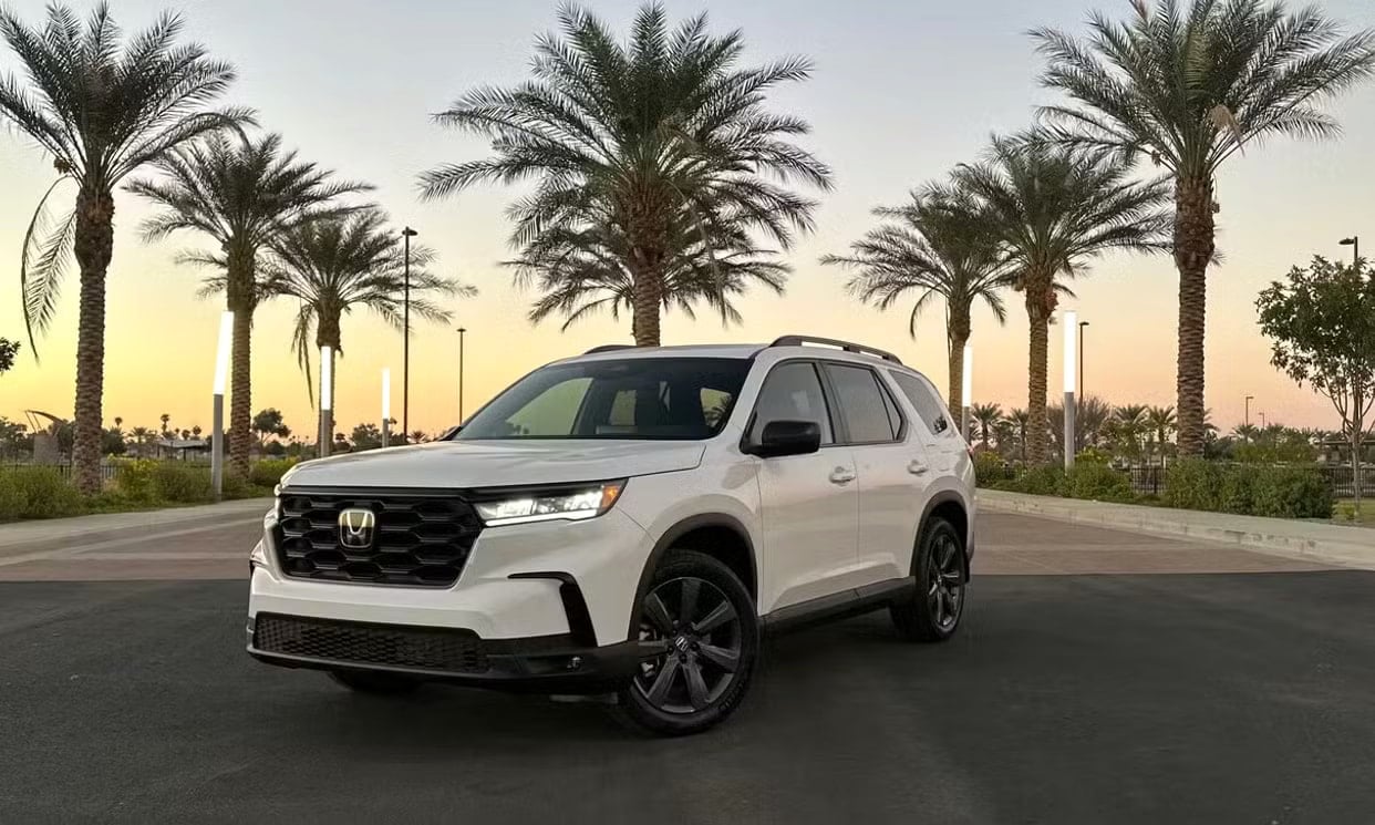 Front three-quarter view of the white Honda Pilot Sport