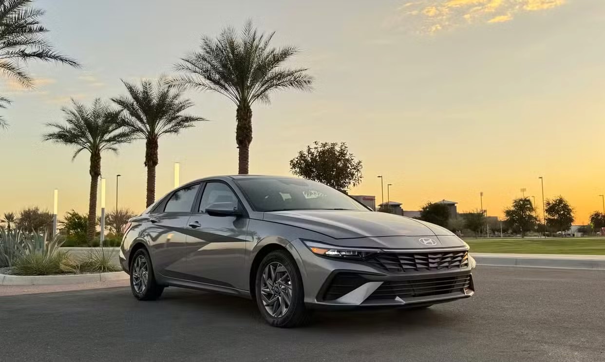 Alternative front three-quarter view of the gray Hyundai Elantra SE