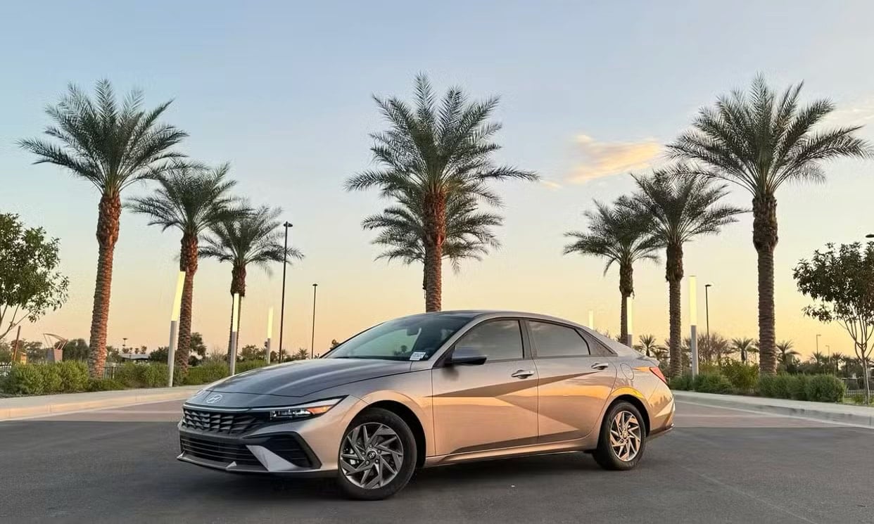 Front three-quarter view of the gray Hyundai Elantra SE