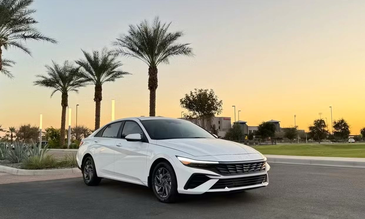 Alternative front three-quarter view of the white Hyundai Elantra SE