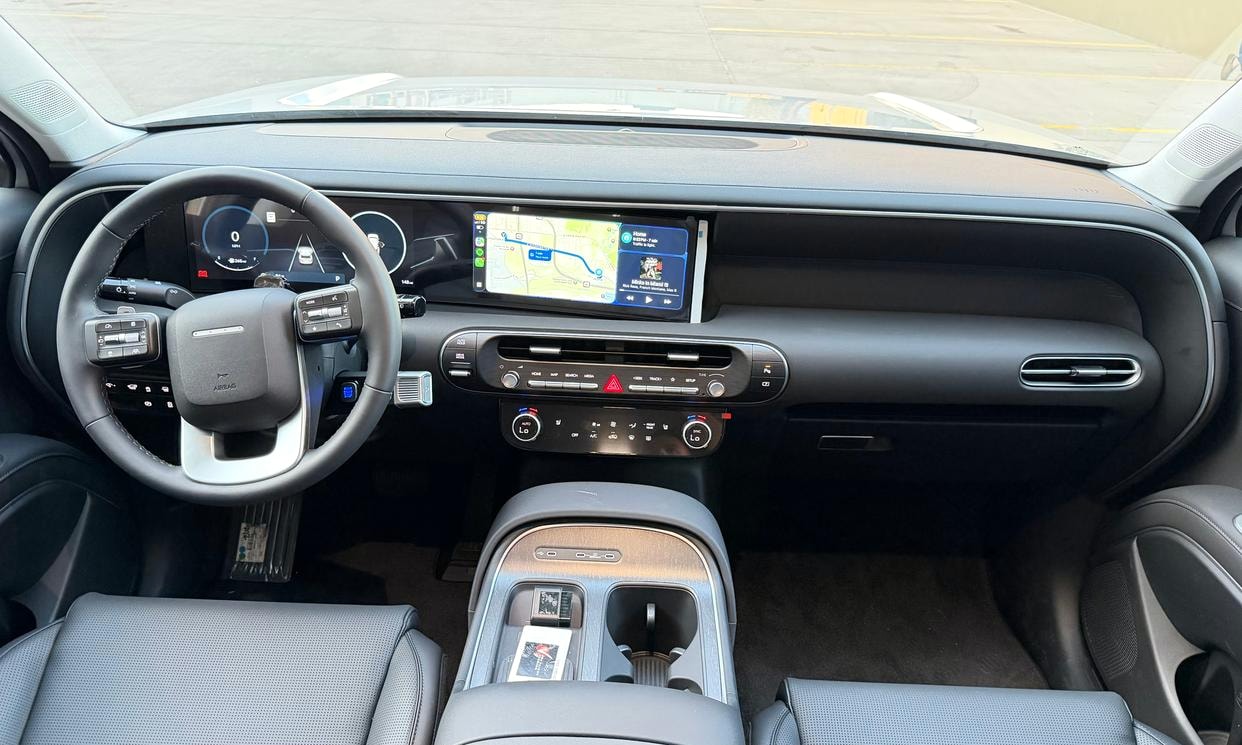 Dashboard and driving controls of the silver Hyundai Palisade SEL 8P