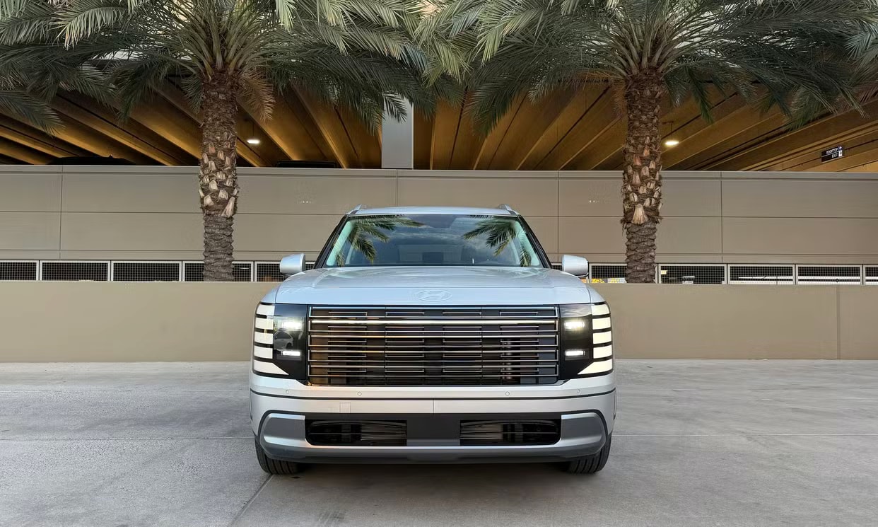 Front view of the silver Hyundai Palisade SEL 8P