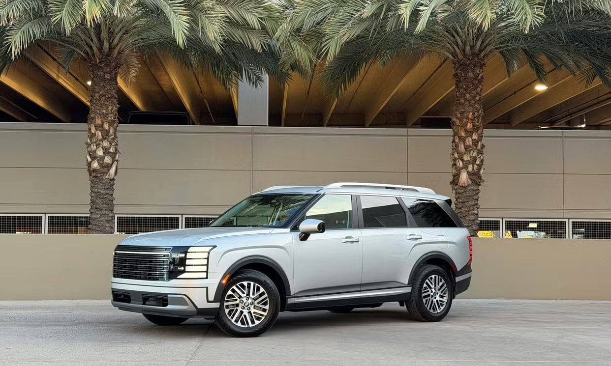 Front three-quarter view of the silver Hyundai Palisade SEL 8P