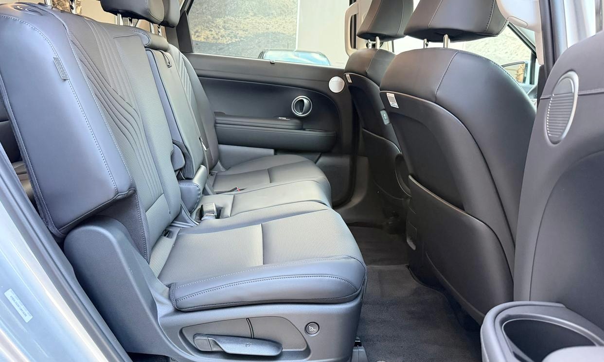 Passenger seating in the silver Hyundai Palisade SEL 8P