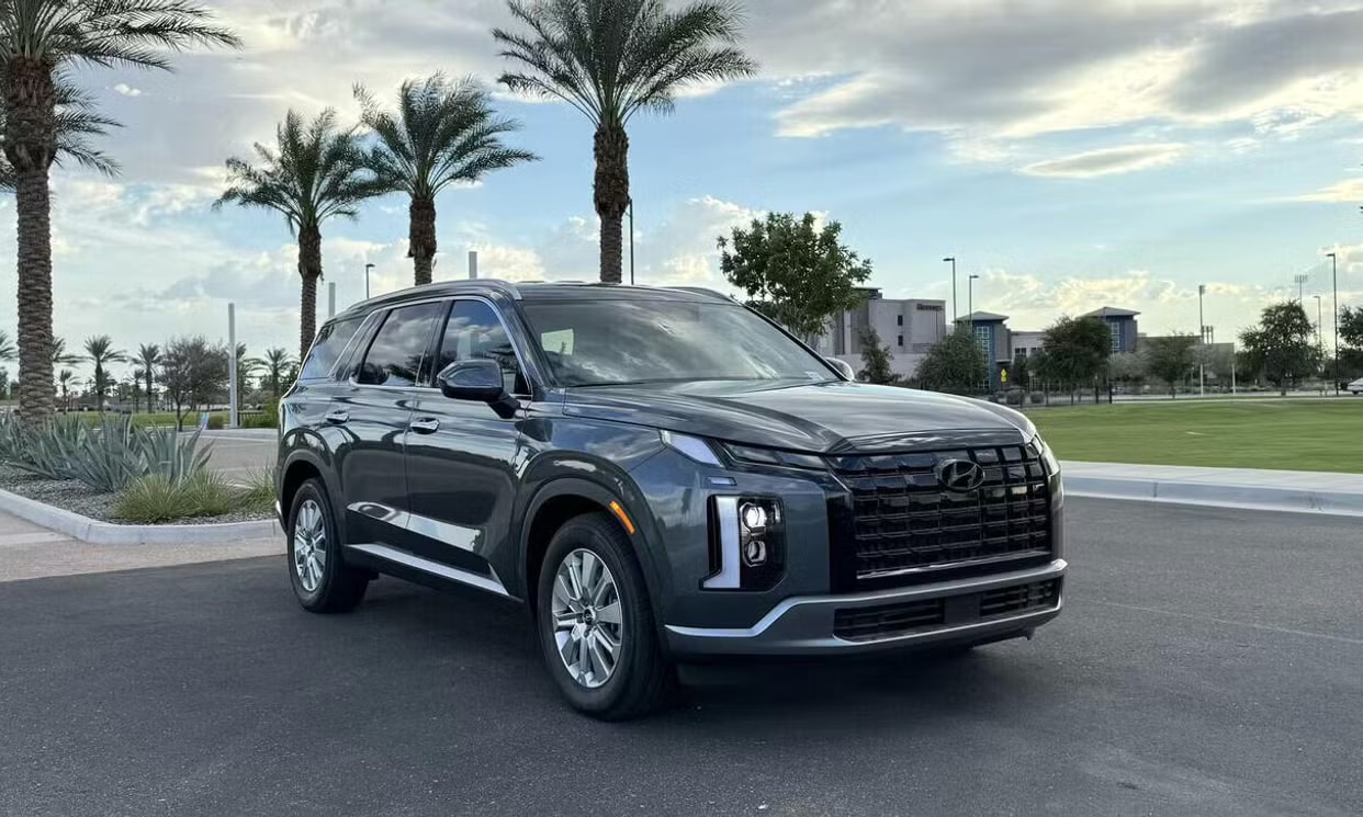 Alternative front three-quarter view of the gray Hyundai Palisade SEL