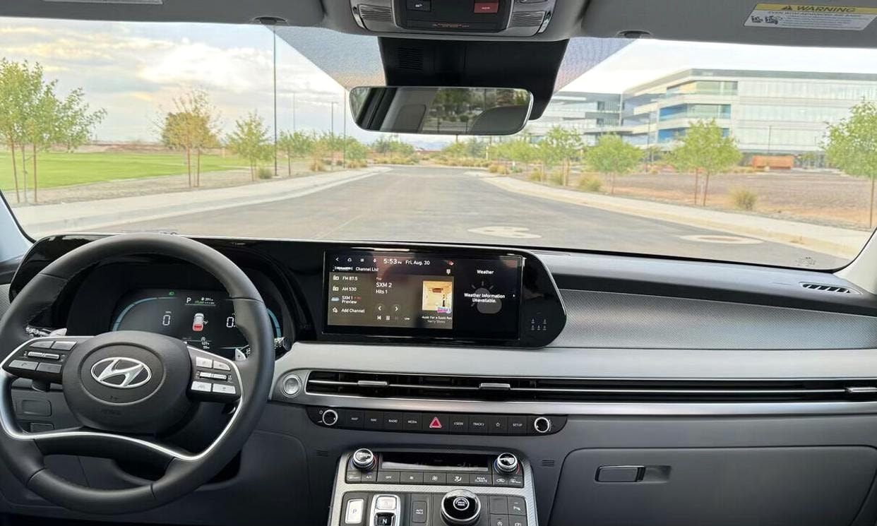 Dashboard and driving controls of the gray Hyundai Palisade SEL