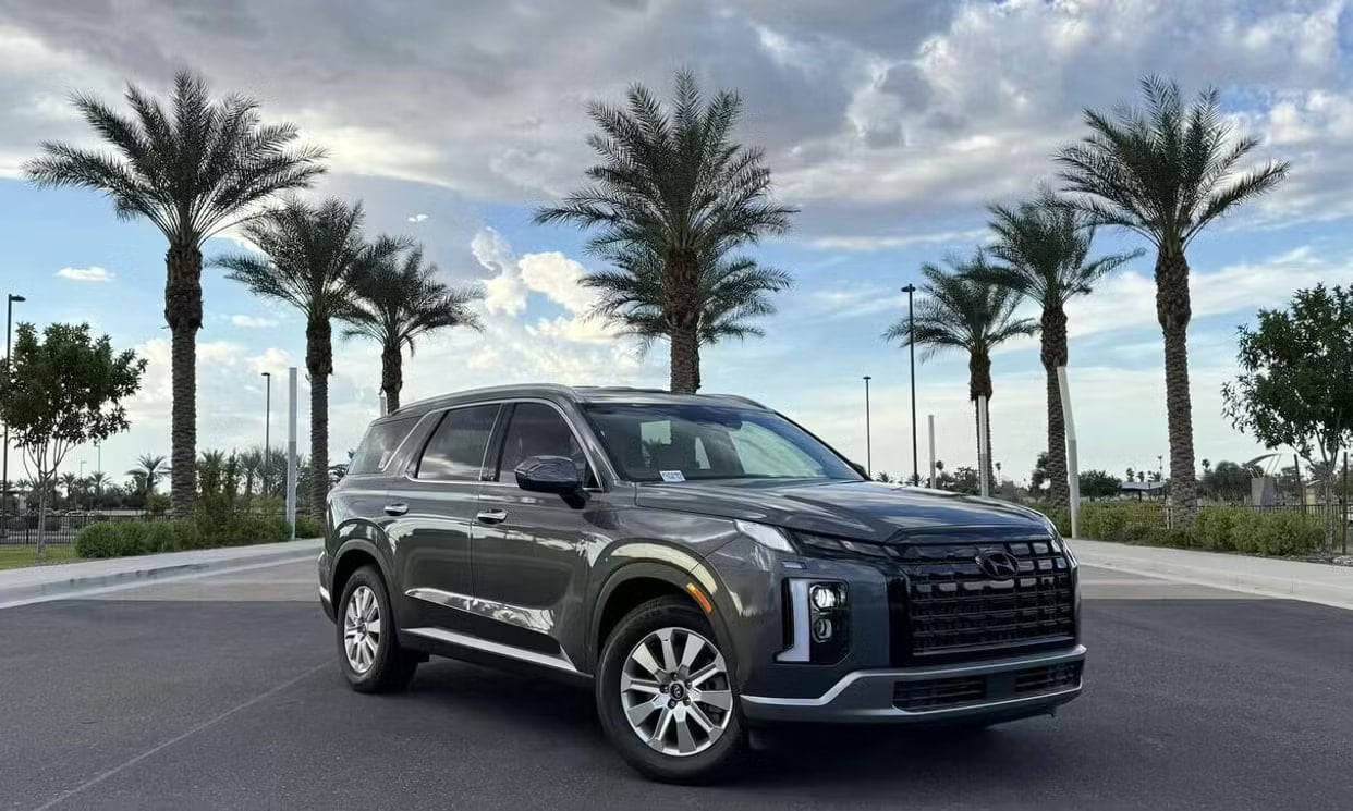 Front three-quarter view of the gray Hyundai Palisade SEL