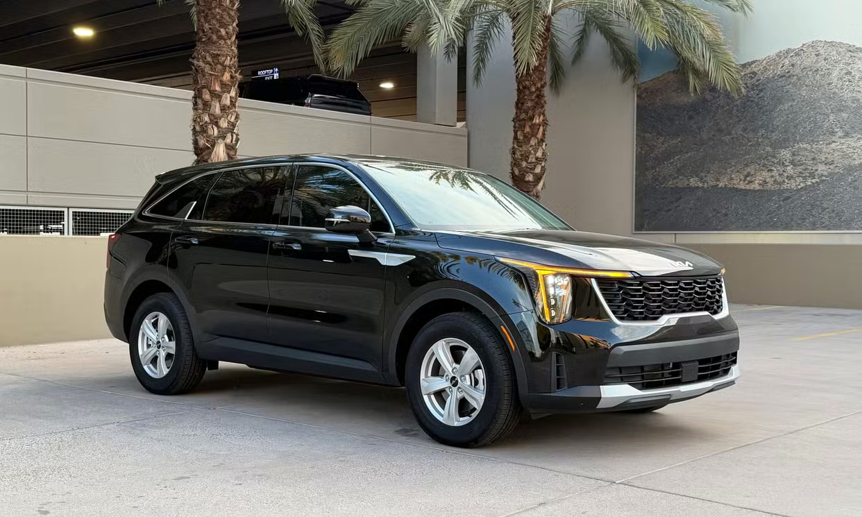 Alternative front three-quarter view of the black Kia Sorento LX