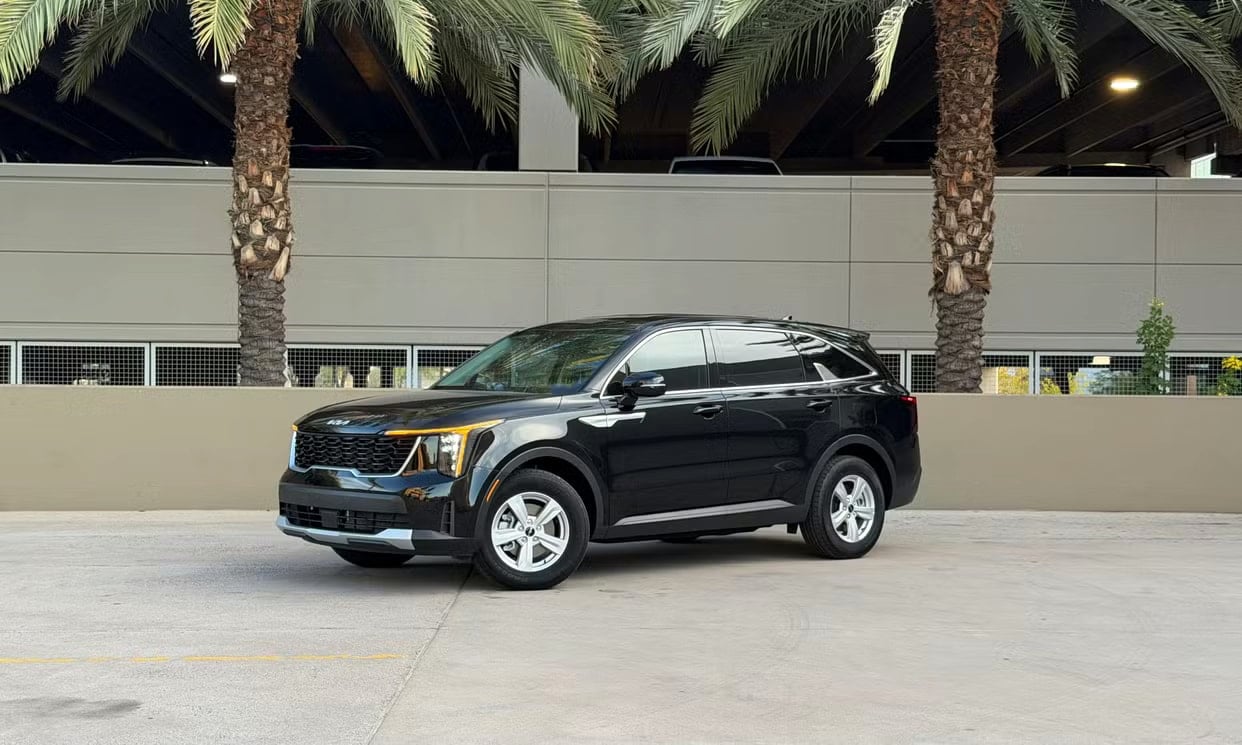 Front three-quarter view of the black Kia Sorento LX