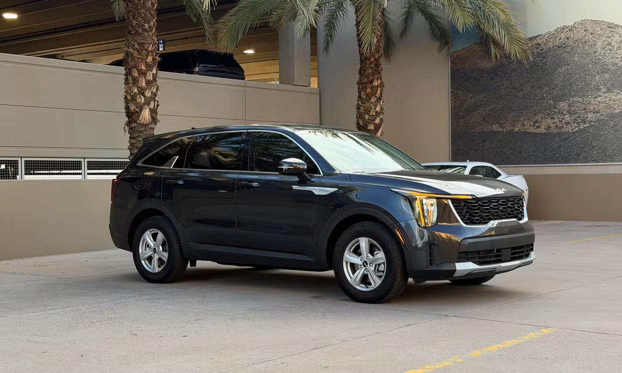 Alternative front three-quarter view of the gray Kia Sorento LX