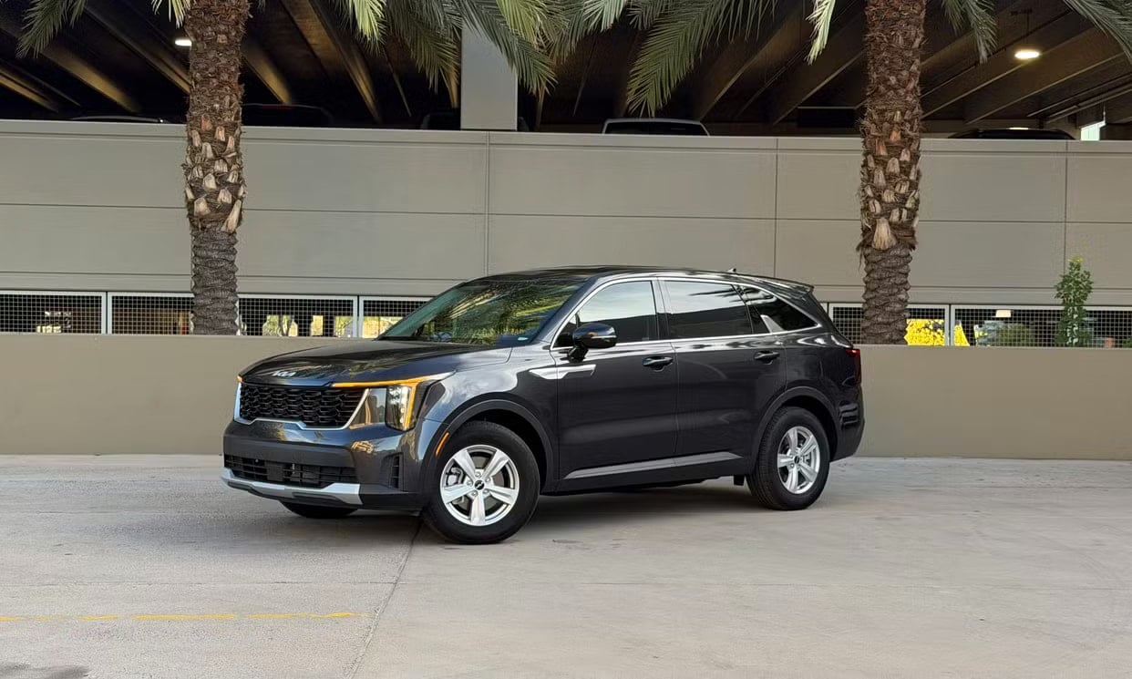 Front three-quarter view of the gray Kia Sorento LX