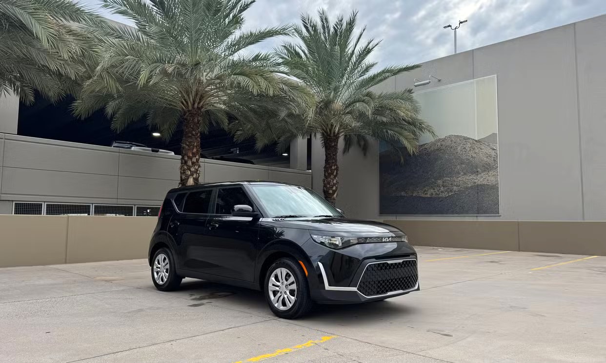 Alternative front three-quarter view of the black Kia Soul LX