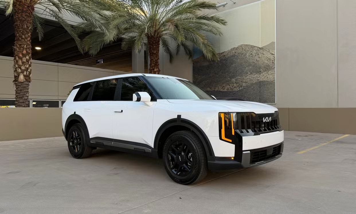 Alternative front three-quarter view of the white Kia Telluride LX