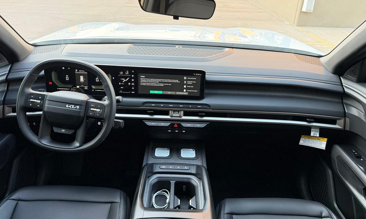 Dashboard and driving controls of the white Kia Telluride LX