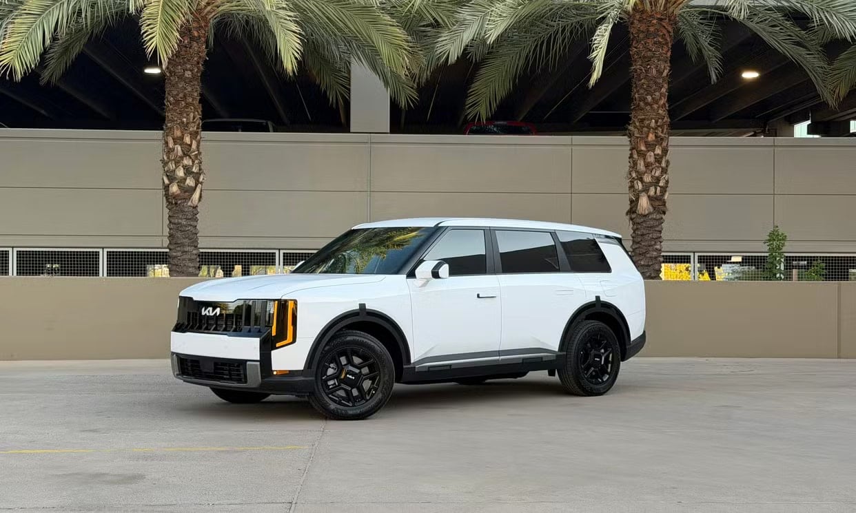 Front three-quarter view of the white Kia Telluride LX