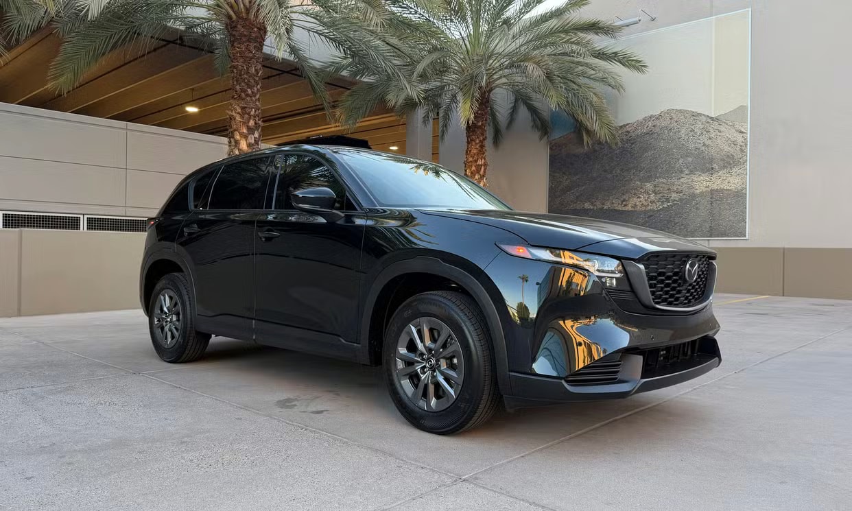 Alternative front three-quarter view of the black Mazda CX-5 2.5 S Select