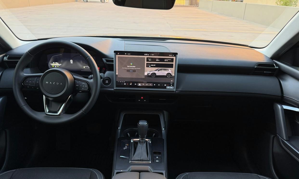 Dashboard and driving controls of the black Mazda CX-5 2.5 S Select