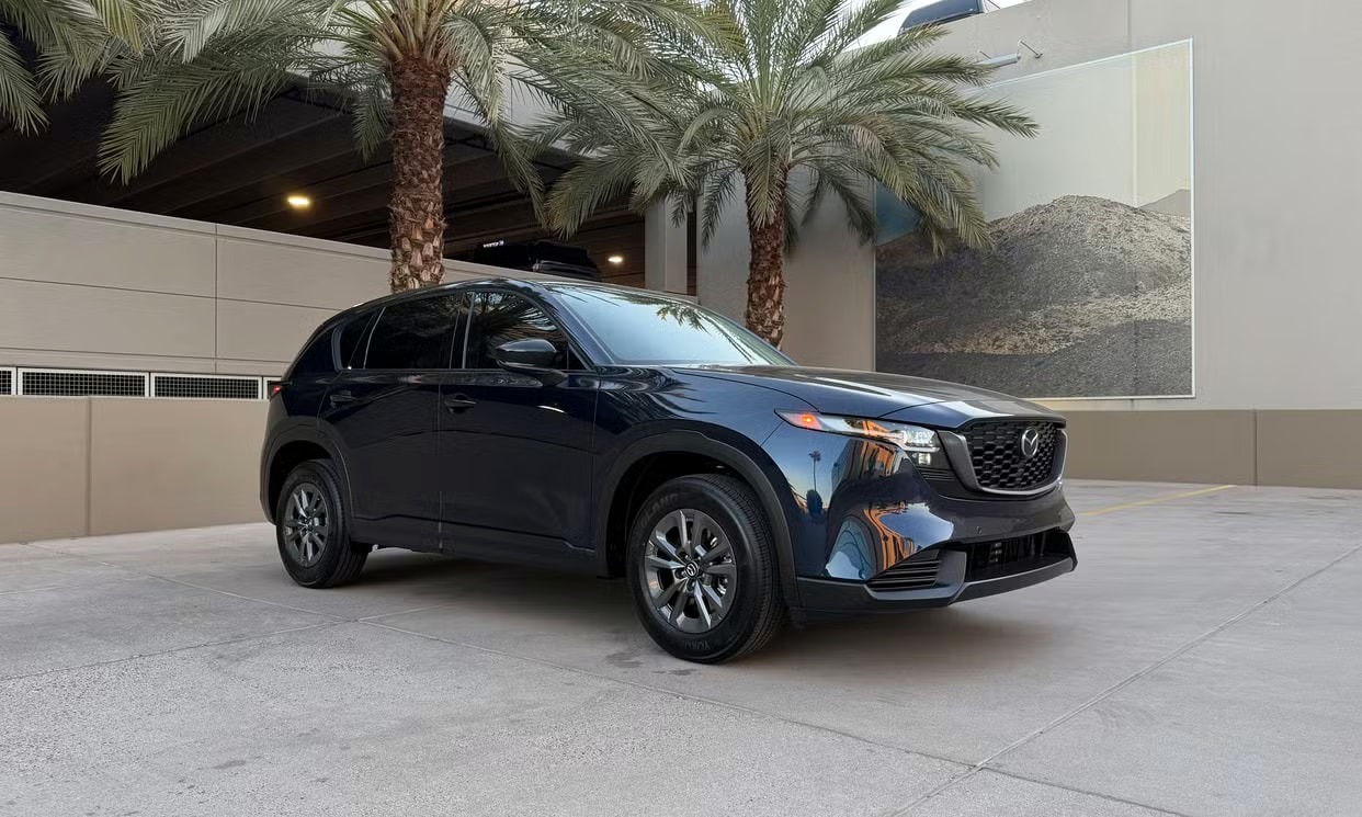Alternative front three-quarter view of the blue Mazda CX-5 2.5 S Select