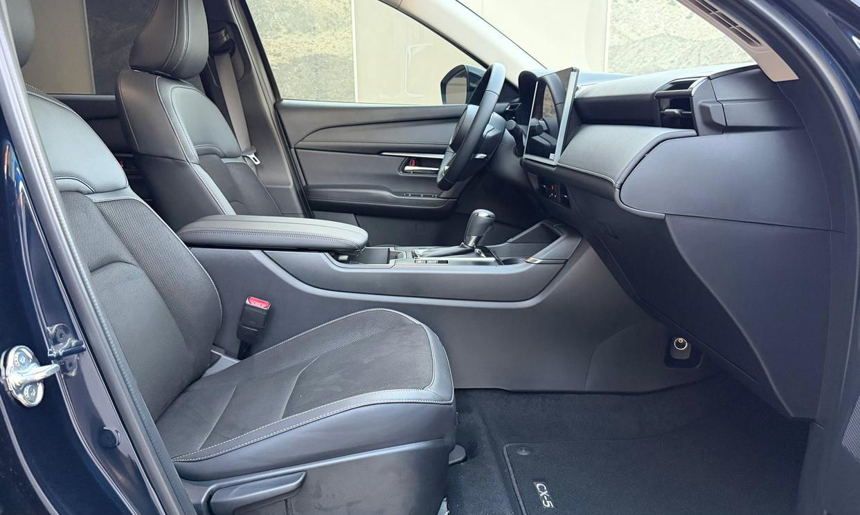 Passenger seating in the blue Mazda CX-5 2.5 S Select