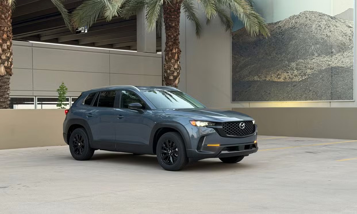 Alternative front three-quarter view of the gray Mazda CX-50 2.5 S Select