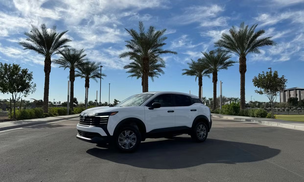 Alternative front three-quarter view of the white Nissan Kicks S
