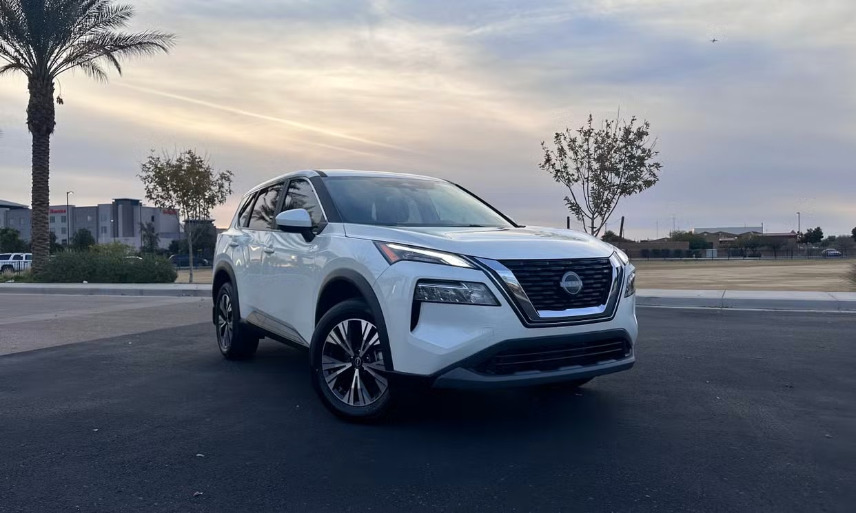 Alternative front three-quarter view of the white Nissan Rogue SV