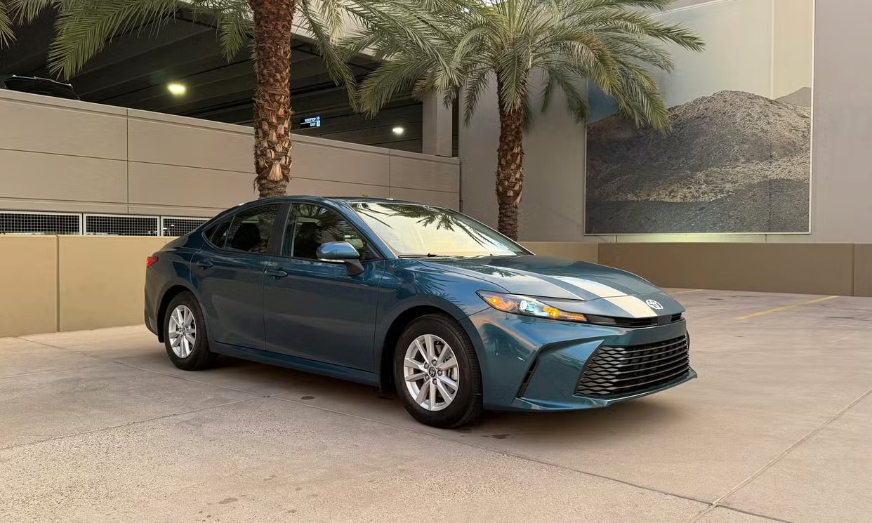 Alternative front three-quarter view of the blue Toyota Camry Hybrid LE