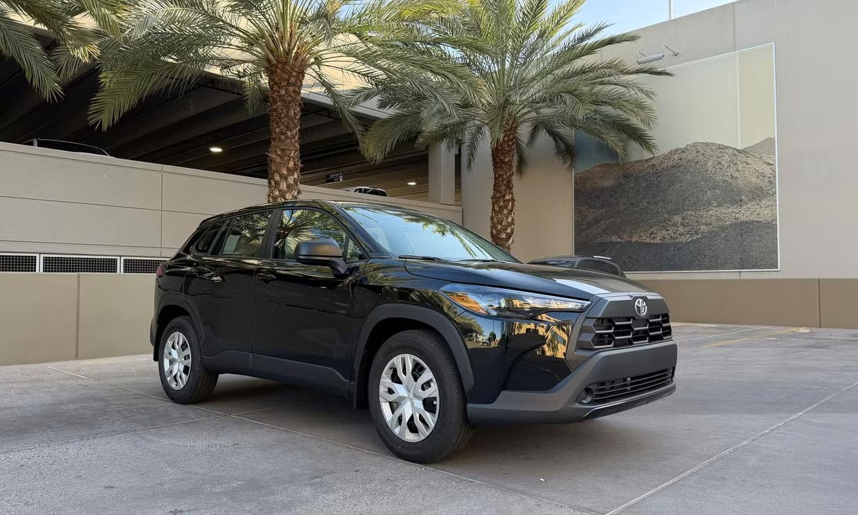Alternative front three-quarter view of the black Toyota Corolla Cross L