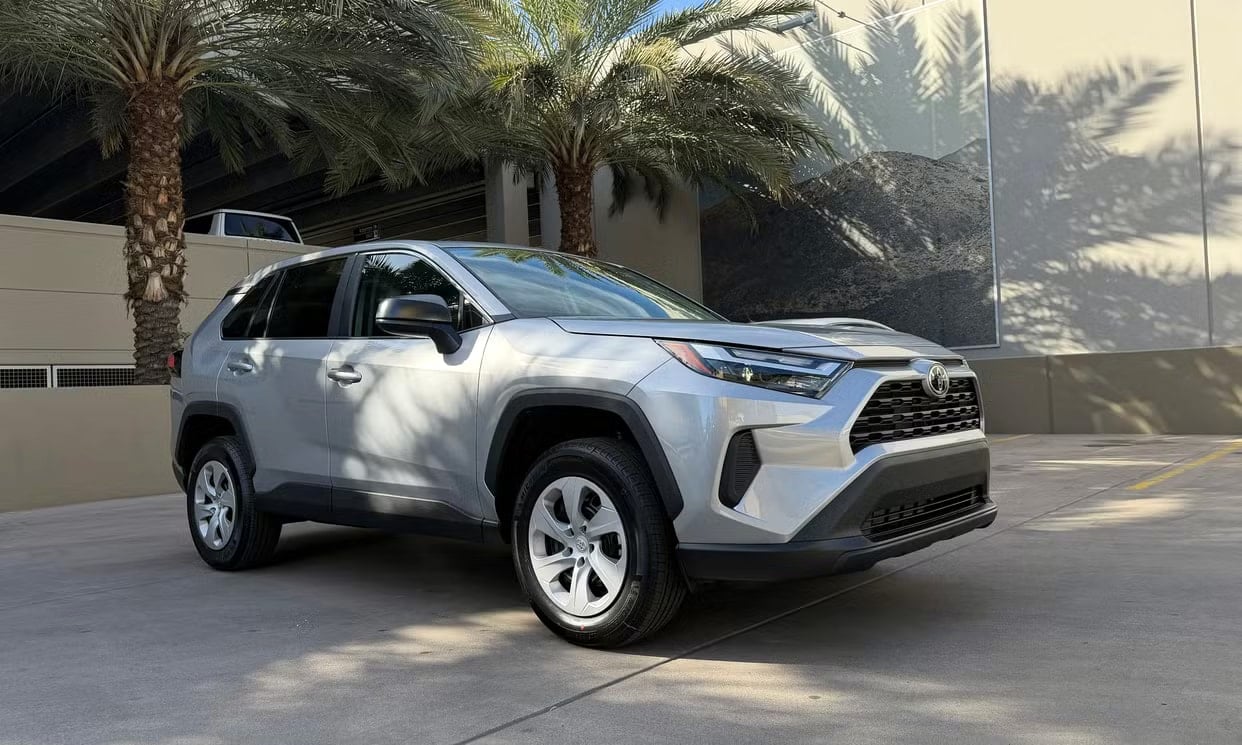 Alternative front three-quarter view of the silver Toyota RAV4 LE