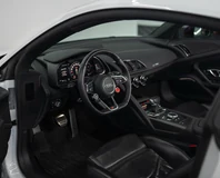 White Audi R8 V10 Performance, black cockpit and front seats