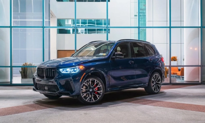 BMW X5 M — Dark blue, front three-quarter view outdoors