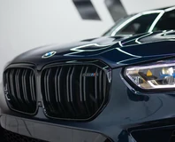 BMW X5 M — Dark blue, grille and headlight detail